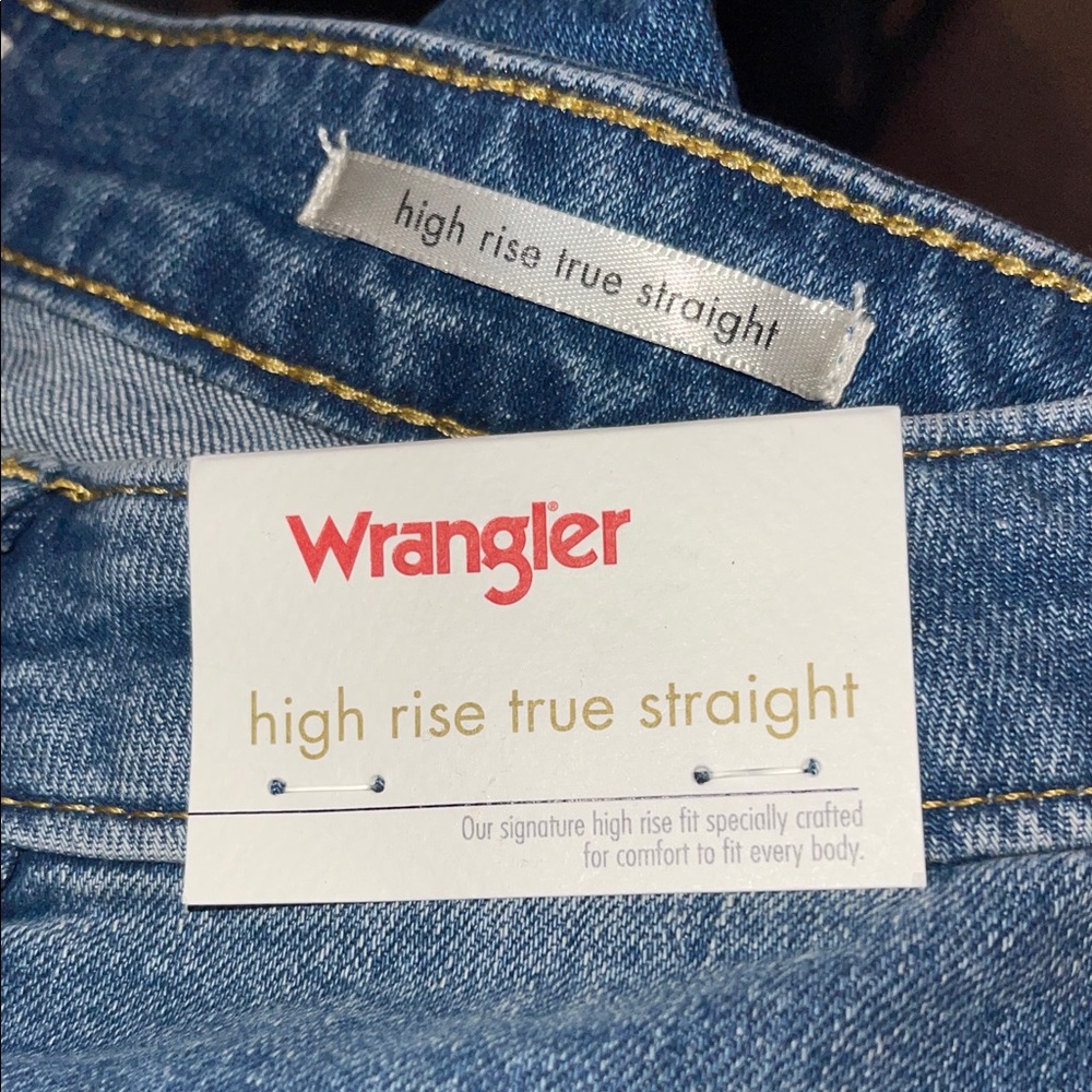 Wrangler Women's Straight-Leg Jeans in Ocean Medium Wash, size 10x32 NWT - Picture 2 of 5